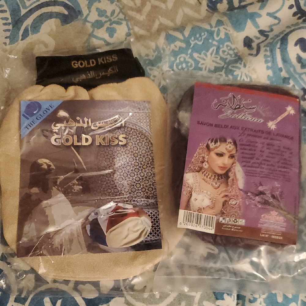 Exfoliating Glove - Gold With Extract Lavender Soap Anyone Can Use This Product.